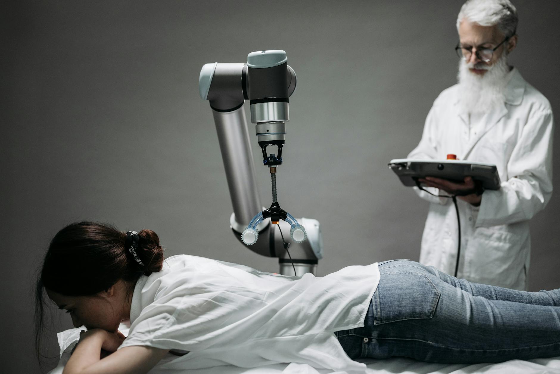 Automatizarea trierei și rutării în clinicile conforme HIPAA cu ajutorul AI