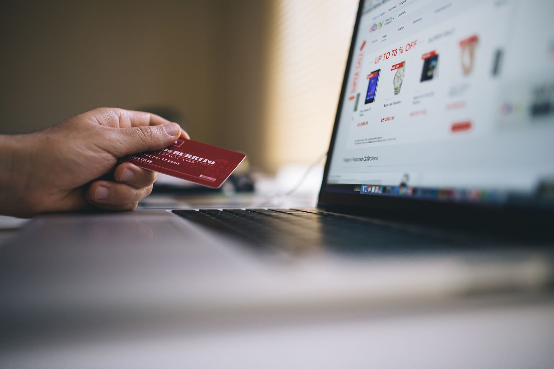 Automatizarea comenzilor și plăților în magazinele online cu AI