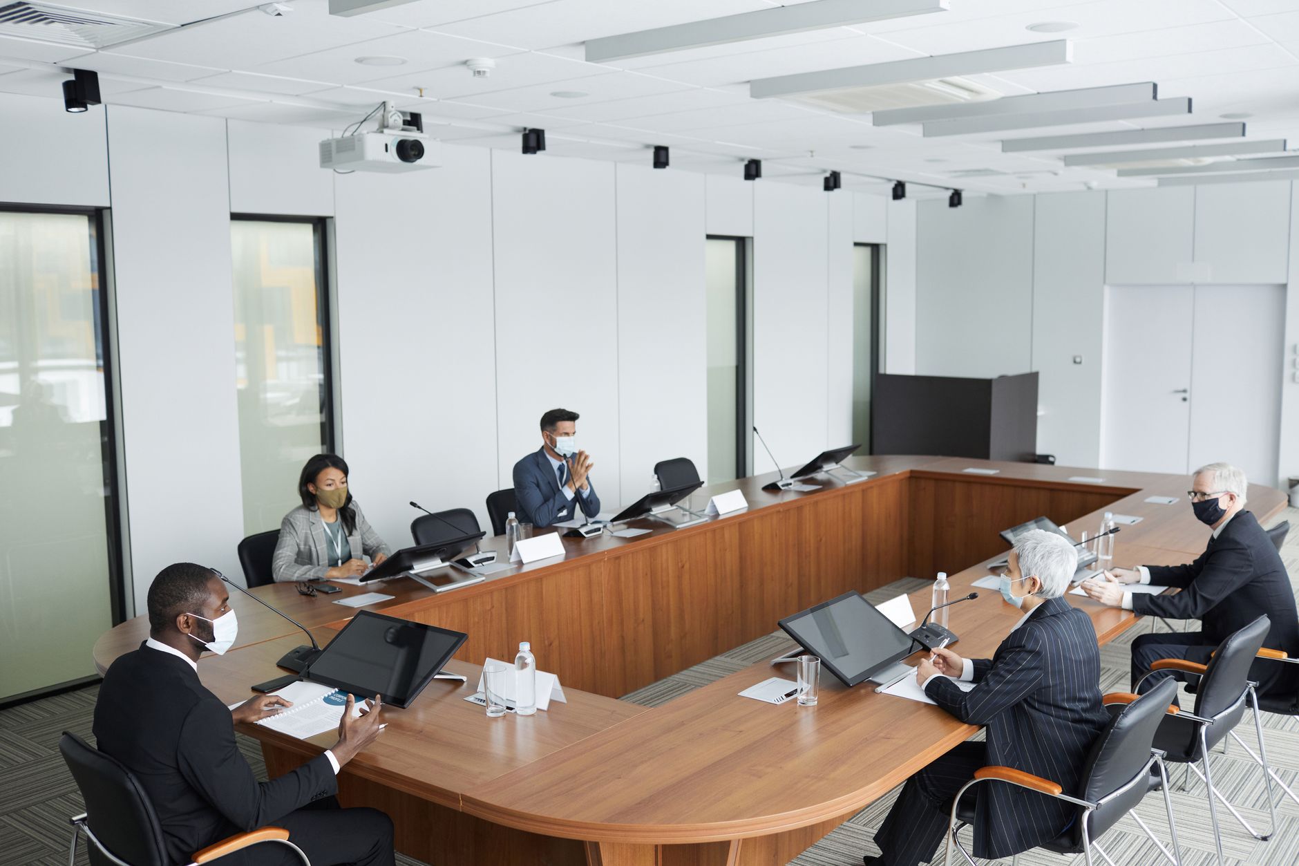 AI Voice vs call center tradițional: ghid pentru firmele din - AI Voice vs call center tradițional: ce trebuie să știe firmele din România
